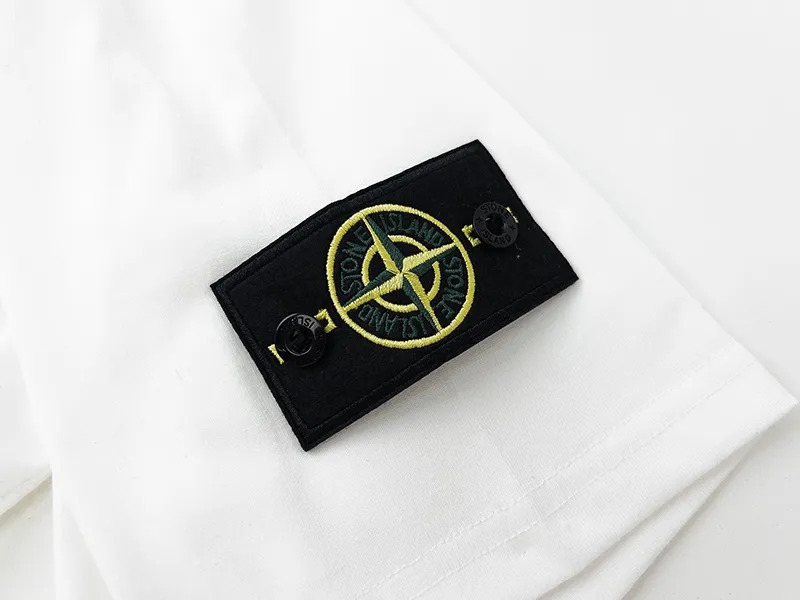 W668#P110💰 Popular item on the platform [Stone lsland/Stone Island compass armband printed short-sleeved T-shirt] ⚠️[Original creation with high control of details] -Made of 230g combed cotton 32-count double yarn, soft and comfortable to the touch, sweat-absorbent and breathable. -Simple basic and versatile style, original quality, the first choice for couples. -Made in a large factory, four needles and five threads on the shoulder, neat alignment, high quality workmanship. -Same style for men and women. Very versatile, one piece for everyone, the details are clearly visible. Color: White Size: M L